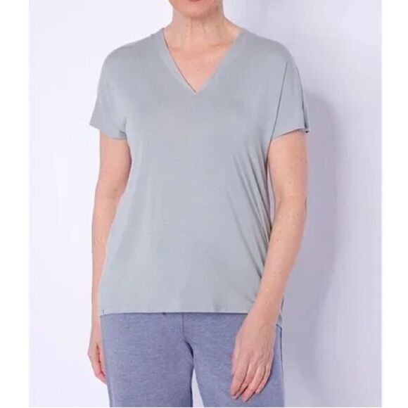Barefoot Dreams Top Women’s Medium Malibu Gray V-Neck Short Sleeve Tee NWT - Picture 7 of 7